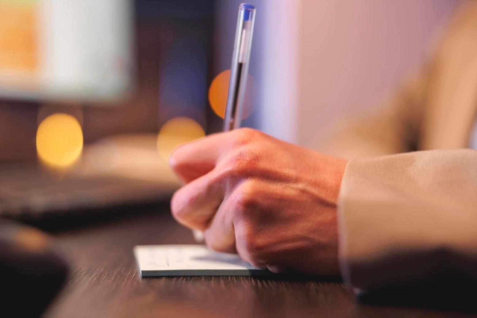 Espace de travail avec documents de création d'entreprise et ordinateur portable