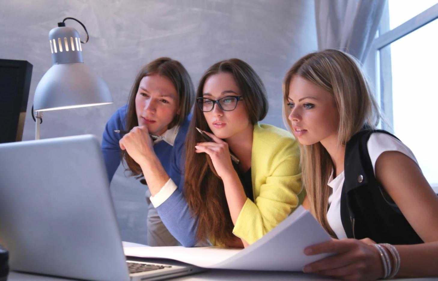 Espace de travail organisé montrant des documents administratifs et outils numériques utilisés pour la gestion des démarches de création d'entreprise