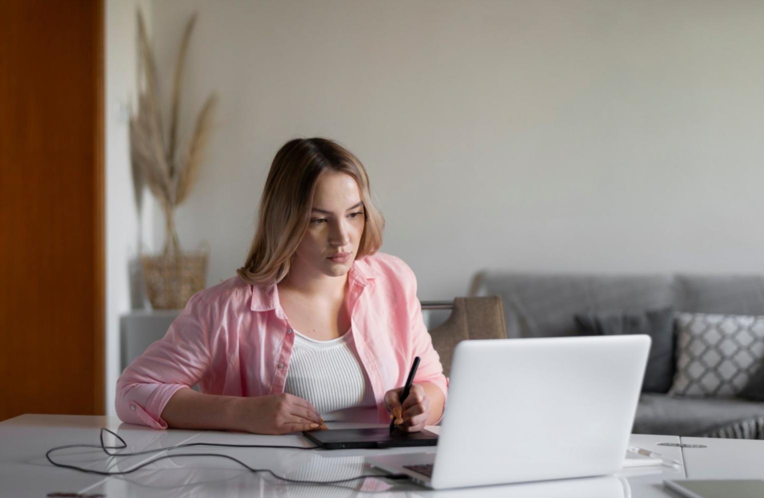 Atelier pratique de formation avec participants travaillant sur leurs projets