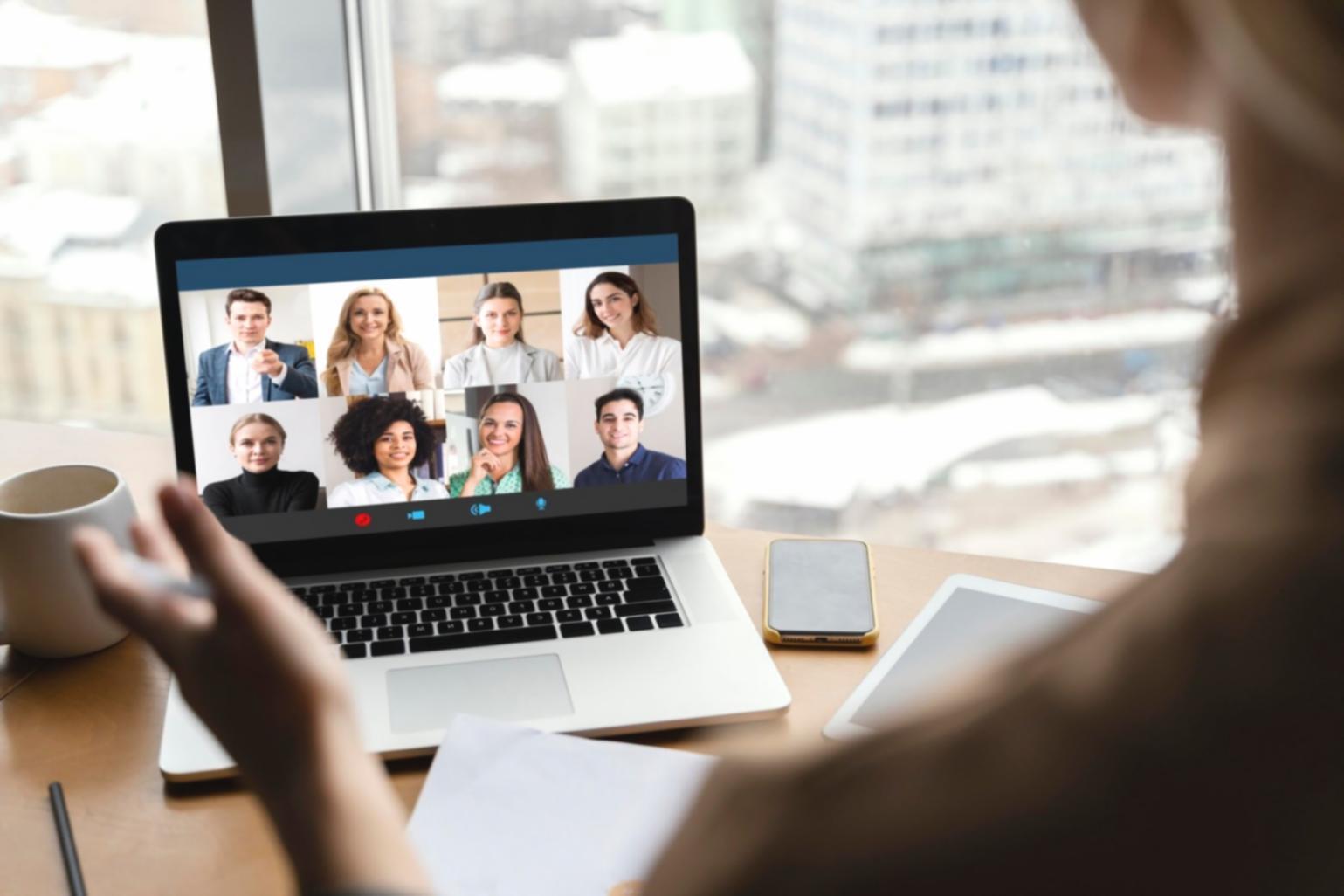 Session de formation sur la création d'entreprise avec documentation administrative